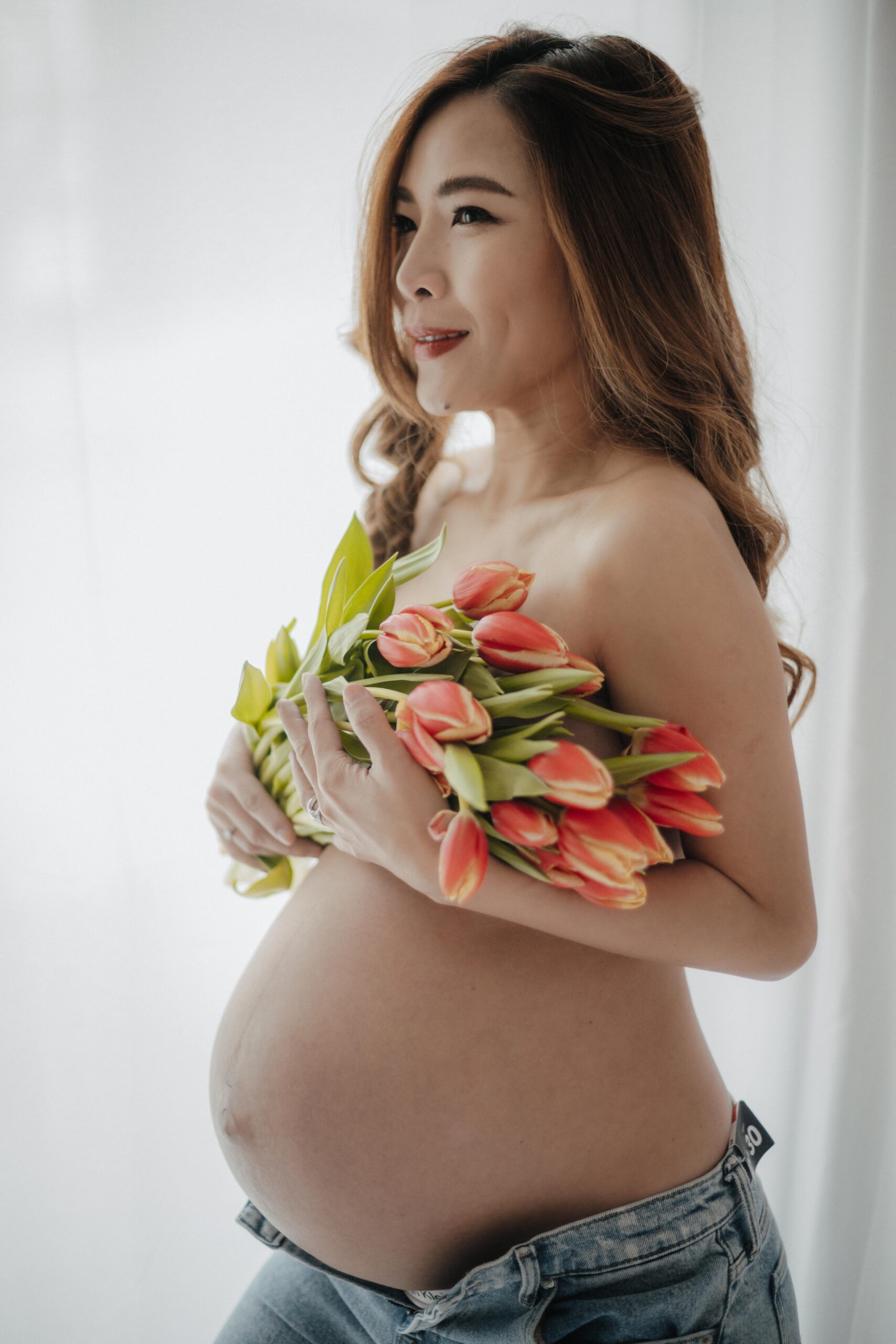 Babybauchshooting outdoor im Abendlicht bei Miltenberg