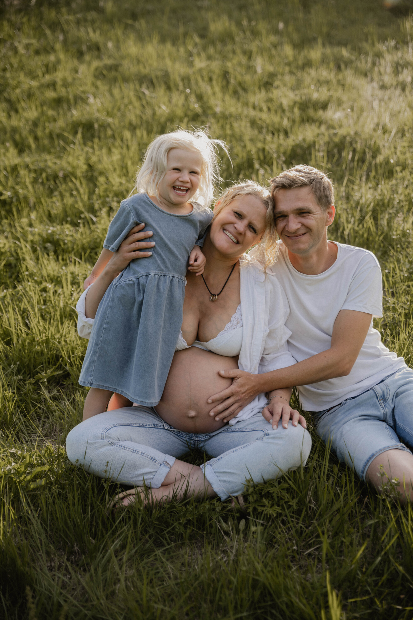 Schwangere im fließenden Kleid beim Babybauchshooting