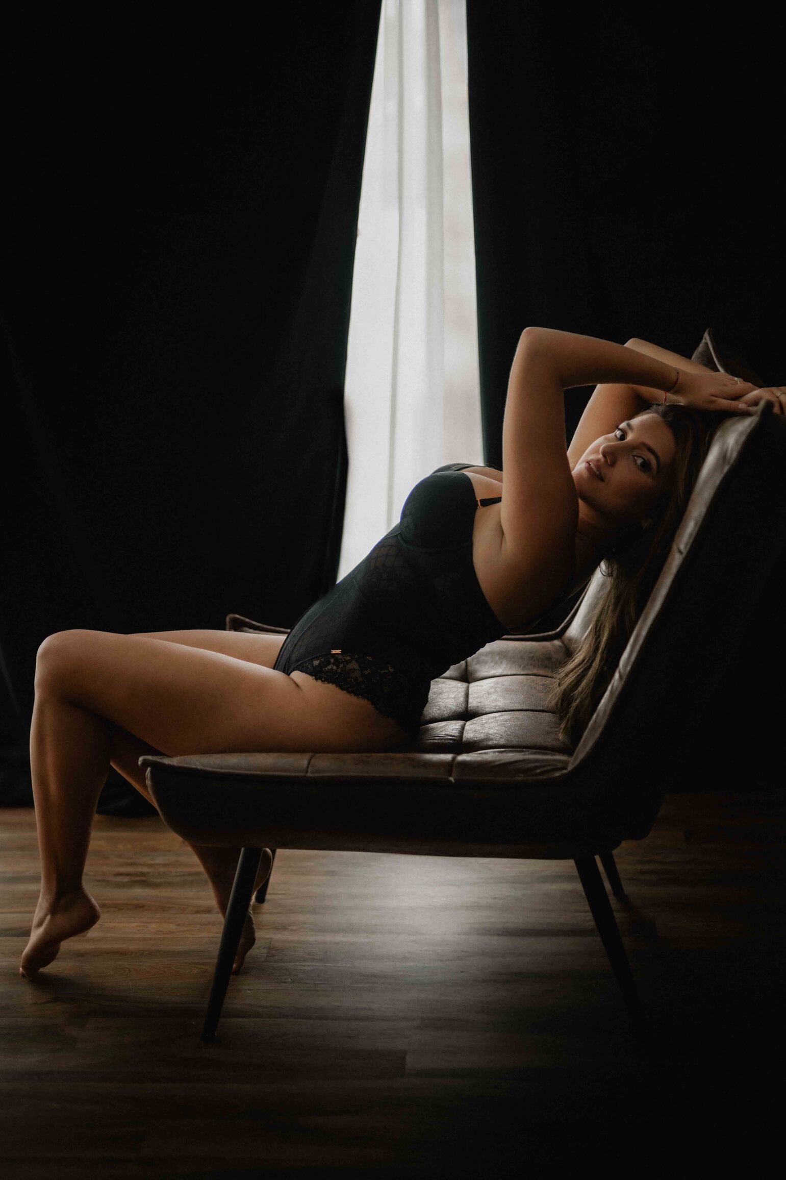 Elegante Boudoir Aufnahme in Schwarz-Weiß