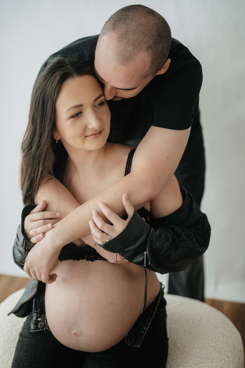 Paarshooting mit Babybauch, Nähe und Verbindung