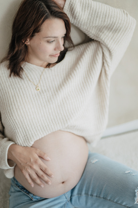 Babybauch Detailaufnahme, natürliches Licht