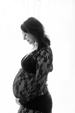 Babybauchshooting Aschaffenburg, Schwangere im fließenden Kleid
