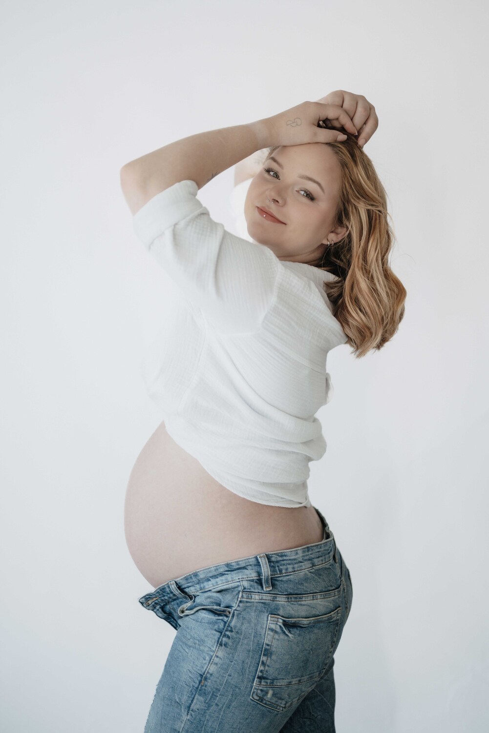 Zeitlose Babybauchfotografie bei Würzburg