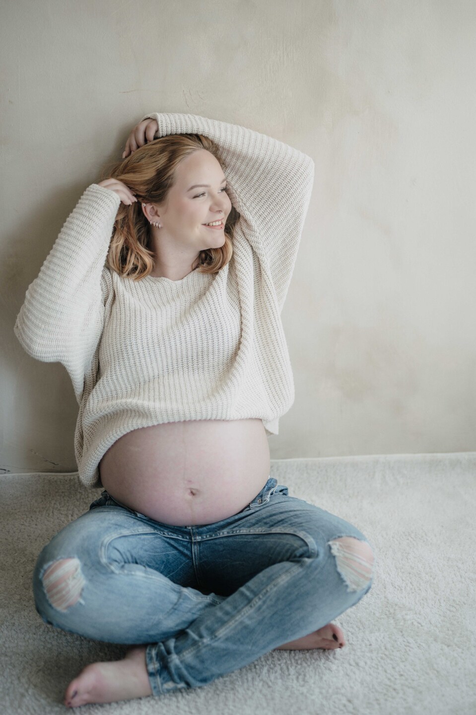 Gestylte Schwangere beim Babybauchshooting im Studio