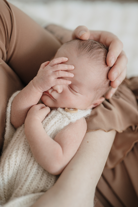 Neugeborenes beim Babyshooting Würzburg